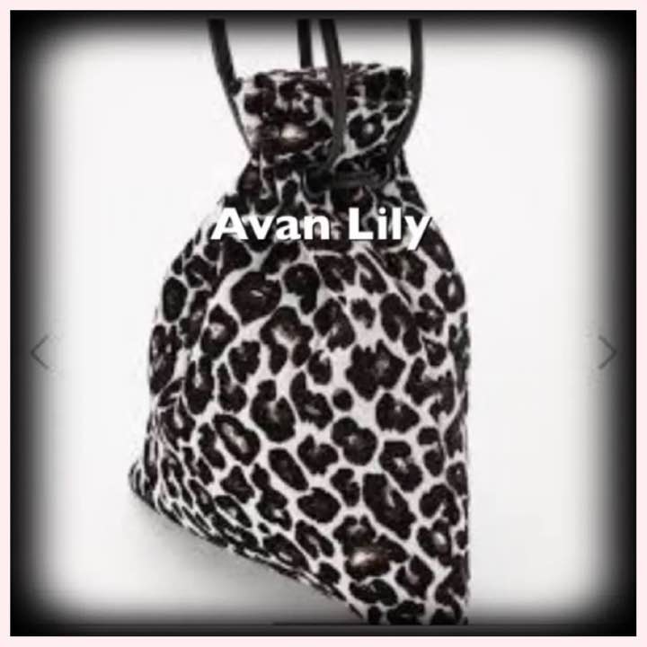 メルカリ 新品 avan lilly マルチパターン 巾着 定価5390円 わずか